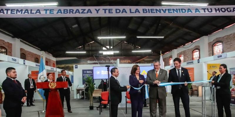 Corte de cinta inauguración del CAR