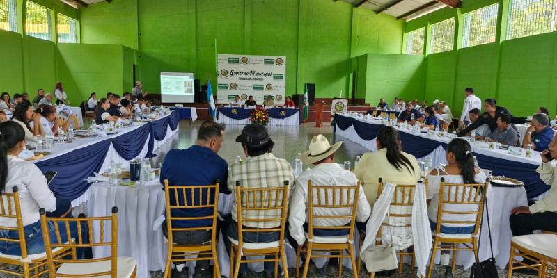 Capacitan y entregan botiquines para combatir gusano barrenador en Santa Rosa