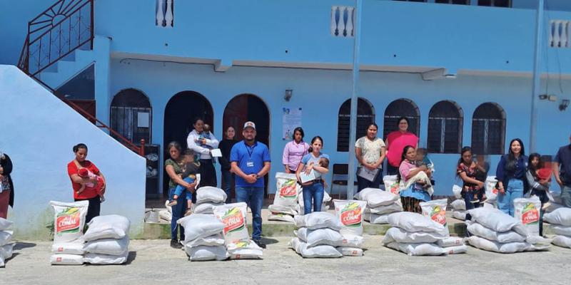 En Jalapa distribuyen alimentos a familias de niños con desnutrición aguda