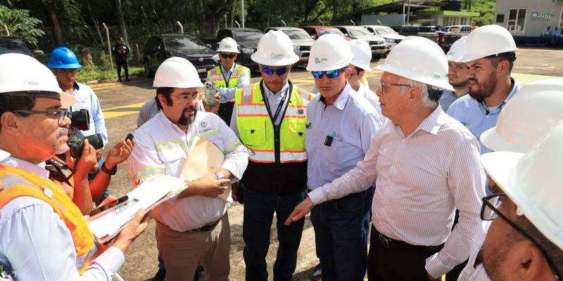 El Ing. Luis Martínez, Gerente General del INDE, encabezó la reunión con los representantes de la Hidroeléctrica El Cóbano.