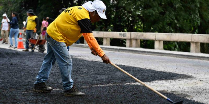 Trabajo conjunto mejora infraestructura vial en puente clave de Suchitepéquez