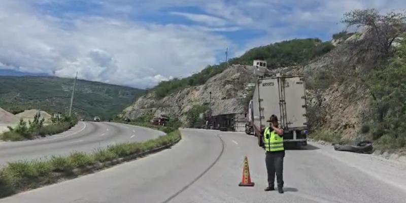 Eficaz intervención de Provial por volcadura de cabezal en la CA-9 Norte