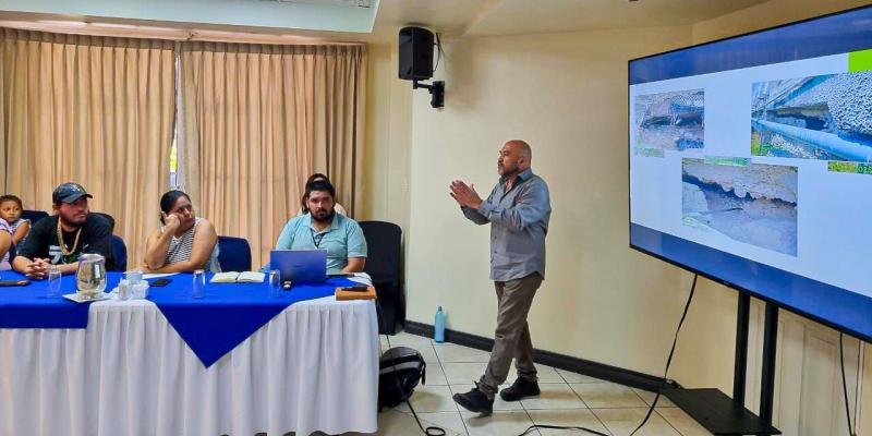 Director de COVIAL y autoridades locales evalúan el puente El Relleno