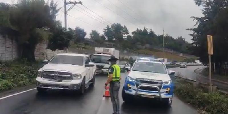 Un deslave de tierra en el camino: precaución en el km 34.5 de la Interamericana
