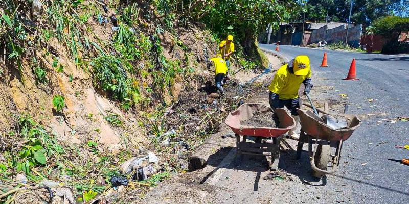 COVIAL atiende limpieza y remoción de derrumbes en ruta de Sacatepéquez