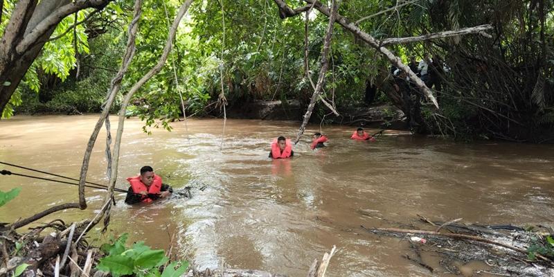 Ejército de Guatemala apoya la búsqueda de personas arrastradas por un río en Jutiapa.