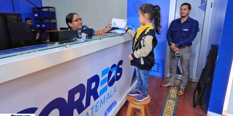 Niños redescubren la emoción de escribir cartas y fortalecen sus lazos familiares a través de talleres postales