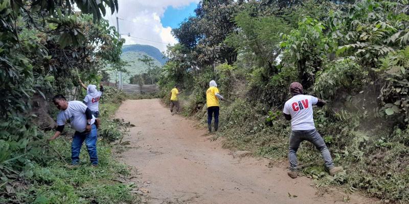 CIV realiza labores de chapeo y limpieza para mejorar acceso a Santa María de Jesús