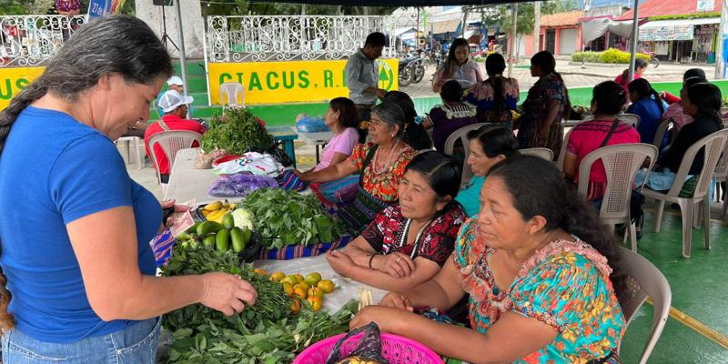 Variedad de productos fueron ofrecidos en la Feria del Agricultor de Canillá