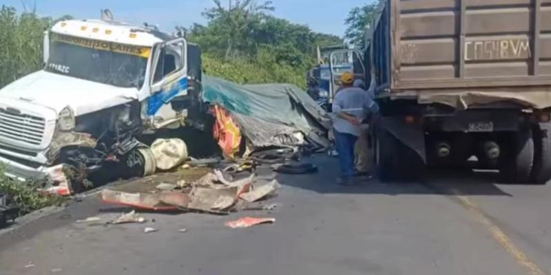 Brigadas de Provial atienden colisión entre camiones en El Rodeo, Escuintla