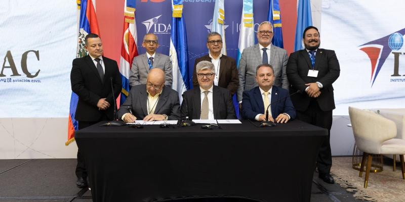 En representación de Guatemala, el Capitán Tomás Aldecoa, Director General de Aeronáutica Civil