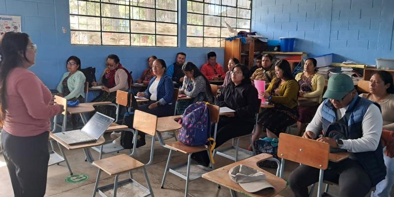 Capacitan a docentes de Sololá para implementar huertos escolares