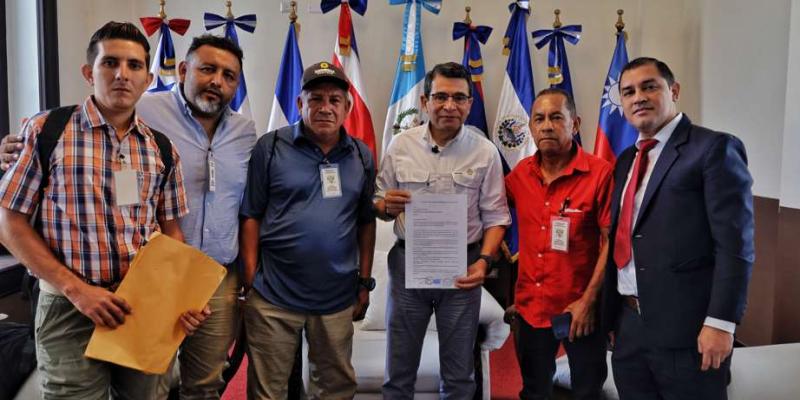 Ministro Díaz escucha solicitudes de comunidades del litoral de Mazatenango 