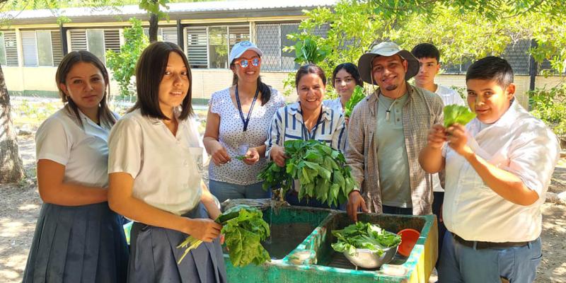 Estudiantes de Guastatoya logran primera cosecha escolar en zona del Corredor Seco