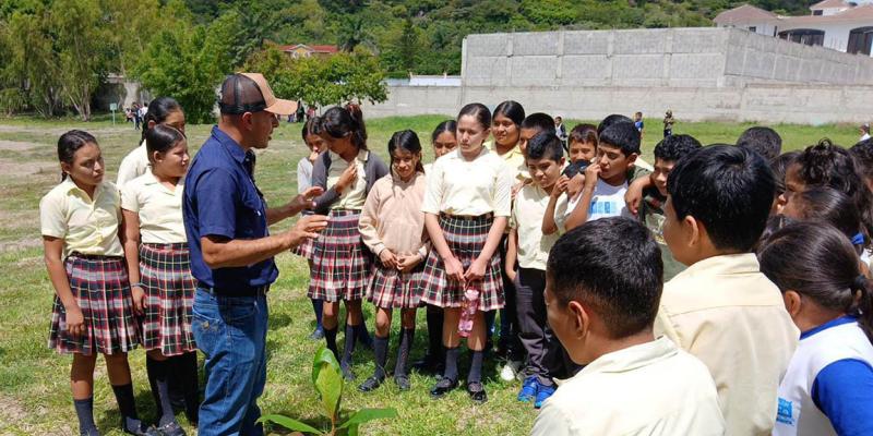 Estudiantes jutiapanecos aprenden la importancia de la reforestación para el medioambiente
