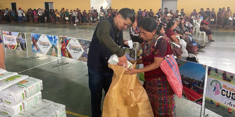 Familias de Alta y Baja Verapaz reciben alimentos por su trabajo comunitario