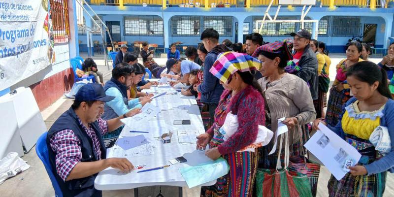 Familias de Retalhuleu y Quiché reciben alimentos gratuitos por su trabajo comunitario