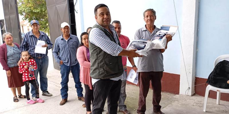 Más agricultores reciben semillas de maíz