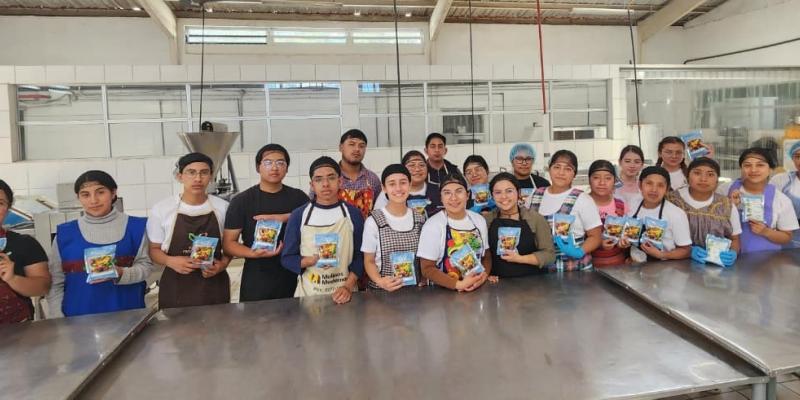 Servidores cívicos aprenden el procesamiento de alimentos