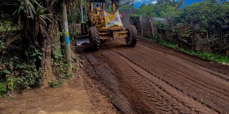 Aplican capa de balastro en ruta alterna a Santa María de Jesús 