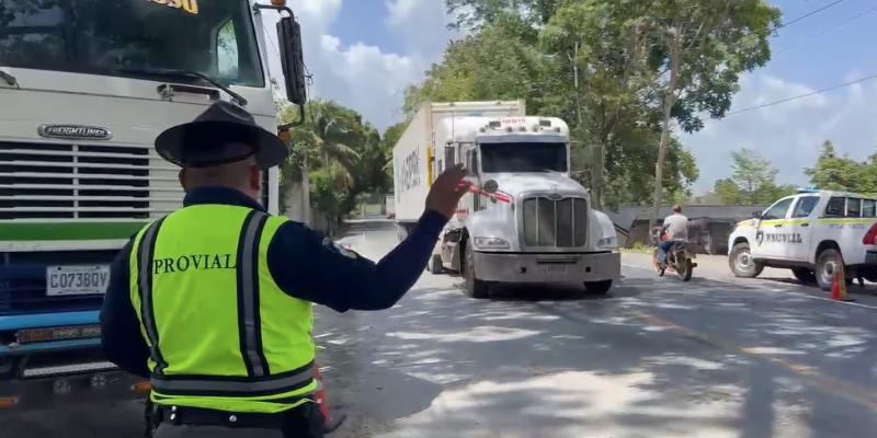 Provial atiende colisión en Morales y regula el paso para proteger a usuarios