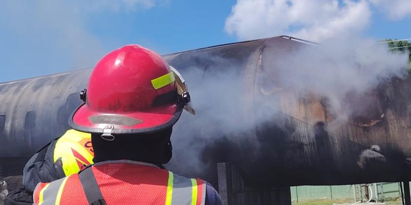 Durante la formación, los participantes desarrollan sus habilidades y conocimientos técnicos, aplicando procedimientos fundamentales de rescate y extinción de incendios en aeronaves.