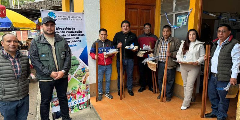 Directores de centros educativos reciben insumos para huertos escolares