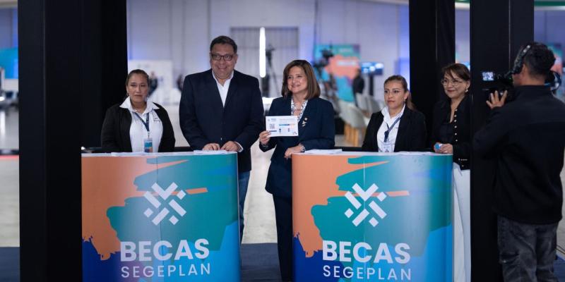 La Presidenta en funciones, Karin Herrera, y el titular de SEGEPLAN, Carlos Mendoza, inauguraron la XXIV Feria Nacional de Becas.
