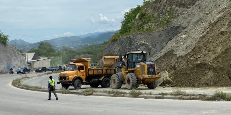 Retiran unas 45 camionadas de material de derrumbe en la CA-09 Norte 