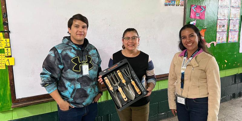 Entregan kits de jardinería y semillas a centros escolares de Sacatepéquez