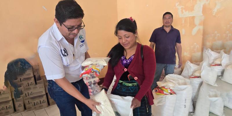 Familias de Tajumulco reciben alimentos como incentivo a su trabajo comunitario