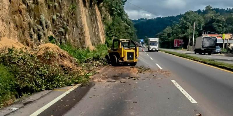 Caminos restablece paso afectado por varios derrumbes en Sololá 