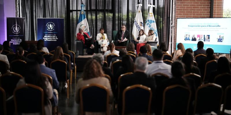 Como parte del lanzamiento del diplomado, se desarrolló un conversatorio sobre la importancia de los Sistemas Nacionales de Cooperación.