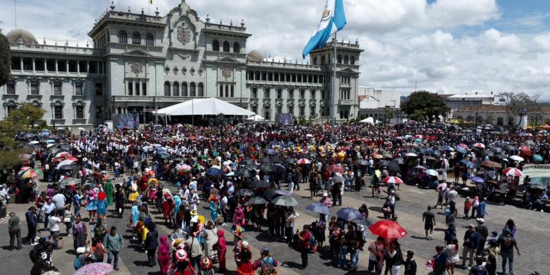 Conviteros llenan de color, música y tradición la Plaza de la Constitución