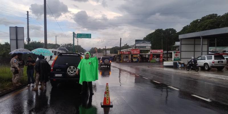 Provial regula el tránsito tras colisión vehicular en la ruta a El Salvador