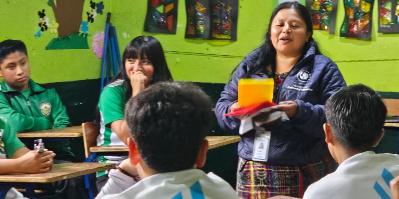 taller sobre el significado de los colores en la cosmovisión maya de Santiago Sacatepéquez