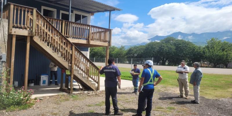 Durante la visita, los participantes realizaron un recorrido por las instalaciones del aeródromo para evaluar las condiciones actuales y definir las especificaciones técnicas necesarias para la adquisición e instalación del generador eléctrico, 
