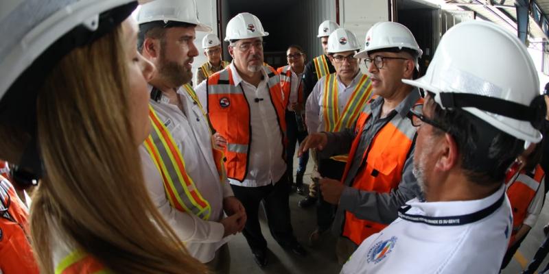 Presidente Arévalo y Ministro de Gobernación supervisan procedimientos de seguridad y comercio en la Portuaria Quetzal