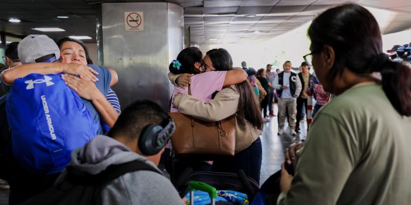 Las autoridades del AILA subrayan que, aunque la demanda aumenta considerablemente en esta época, una adecuada planificación y el aprovechamiento de las herramientas disponibles pueden marcar una diferencia significativa.