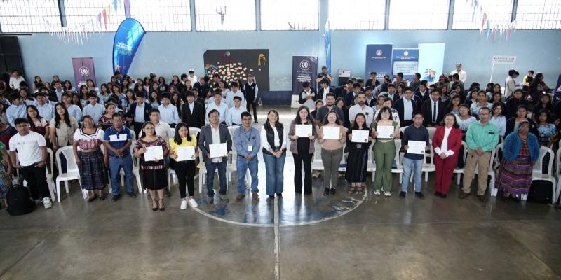 Grupo de becarios residentes de occidente beneficiarios por el programa Becas por Nuestro Futuro.