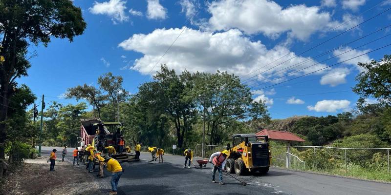 Aplican la primera capa de asfalto entre Concepción Las Minas y la frontera Anguiatú 