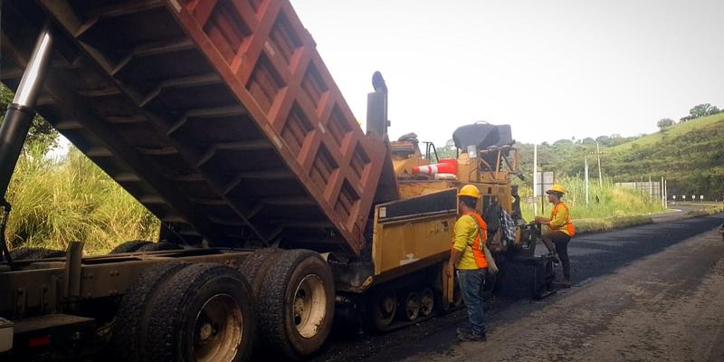 Concluye la primera capa de asfalto entre Pueblo Nuevo Viñas y Barberena