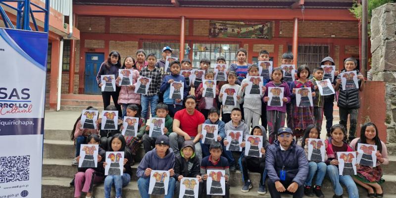 estudiantes de Quetzaltenango dan vida a la indumentaria maya