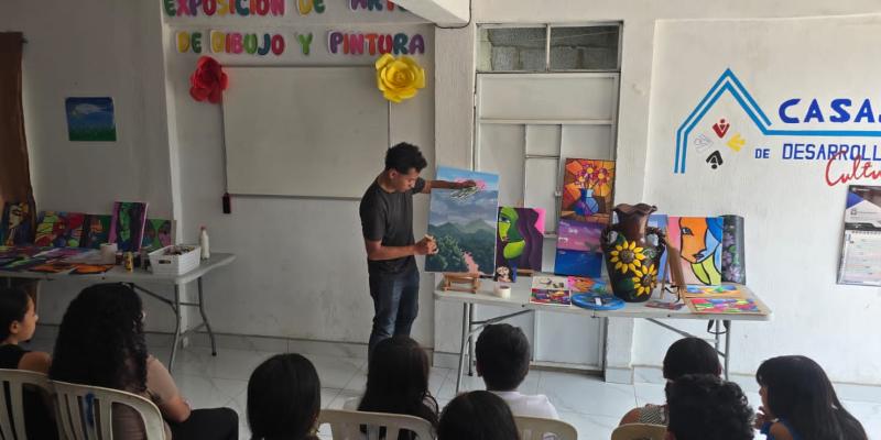 La exposición reunió obras de arte, pintura y dibujo. 