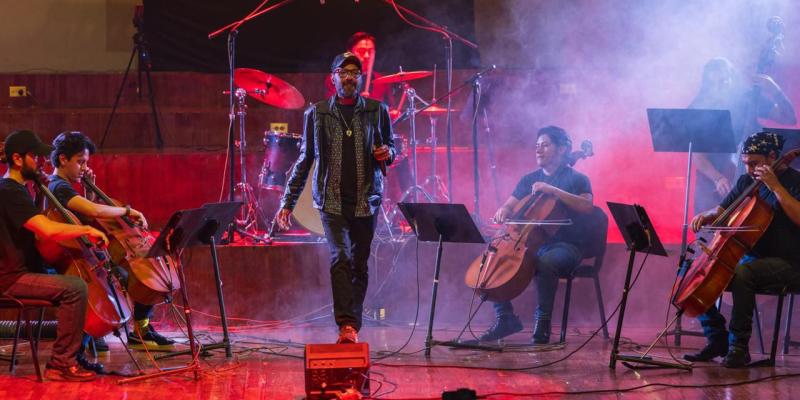 *Rock en Chelo: OSN y Giovanni Pinzón conquistaron el Conservatorio Nacional de Música*  Con una propuesta innovadora, la Orquesta Sinfónica Nacional (OSN) presentó el 12 de noviembre “Rock en Chelo”, un concierto que contó con la participación especial de Giovanni Pinzón, vocalista de Bohemia Suburbana, como parte del XIX Concierto de la Temporada de Música de Cámara en el Conservatorio Nacional de Música “Germán Alcántara”.  La interpretación musical estuvo acompañada de una proyección audiovisual con fra