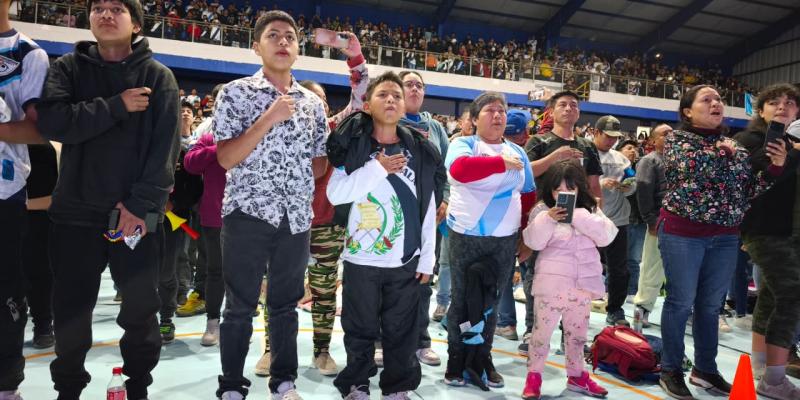 Miles de aficionados disfrutaron del juego en el Parque Erick Barrondo. 