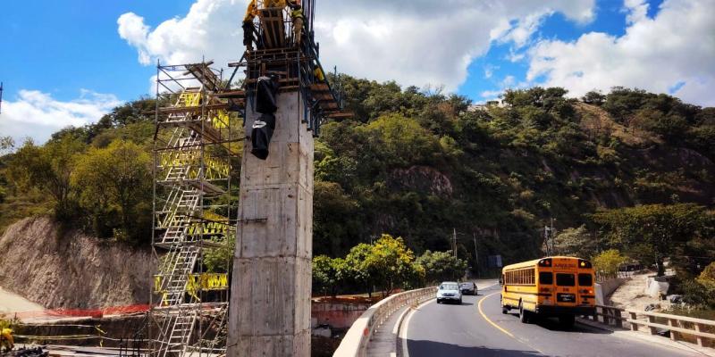 Completan fundición de torres de puente Corozal en El Progreso 