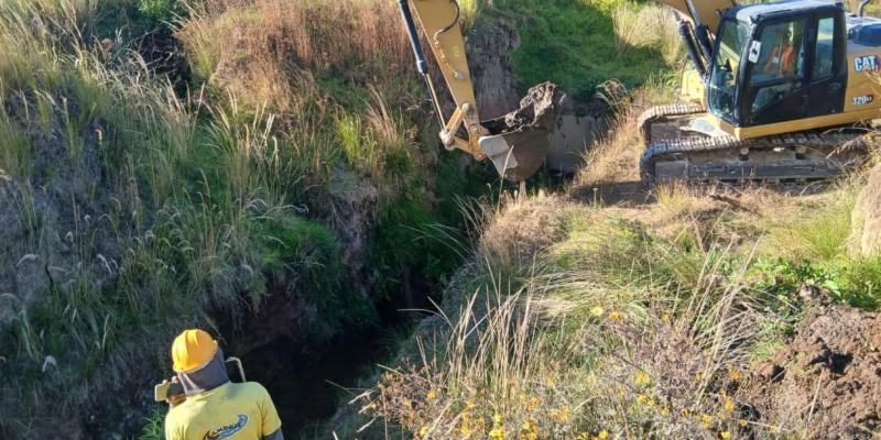 Como parte de estas acciones, se ejecutó la limpieza de los drenajes pluviales ubicados en la pista de aterrizaje, sector norte, intervención necesaria para prevenir obstrucciones y garantizar un adecuado desfogue de aguas durante la temporada de lluvia.