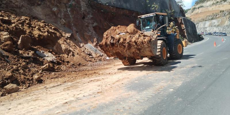 Zona Vial 12 retira derrumbe en Libramiento de Chimaltenango 
