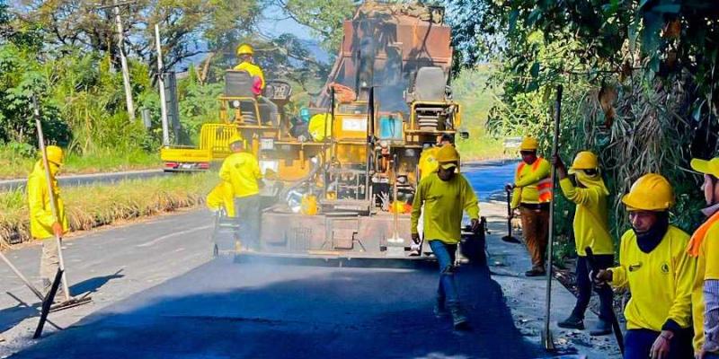 Santa Rosa: se aplica segunda capa de asfalto en la CA-01 Oriente-06